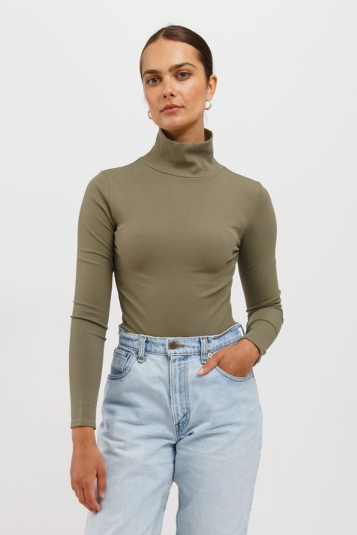 RIBBED LONG SLEEVE TURTLENECK | OLIVE