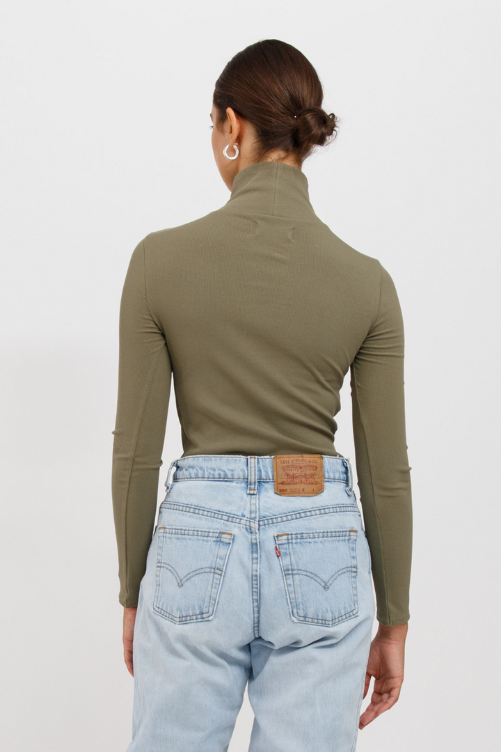 RIBBED LONG SLEEVE TURTLENECK | OLIVE